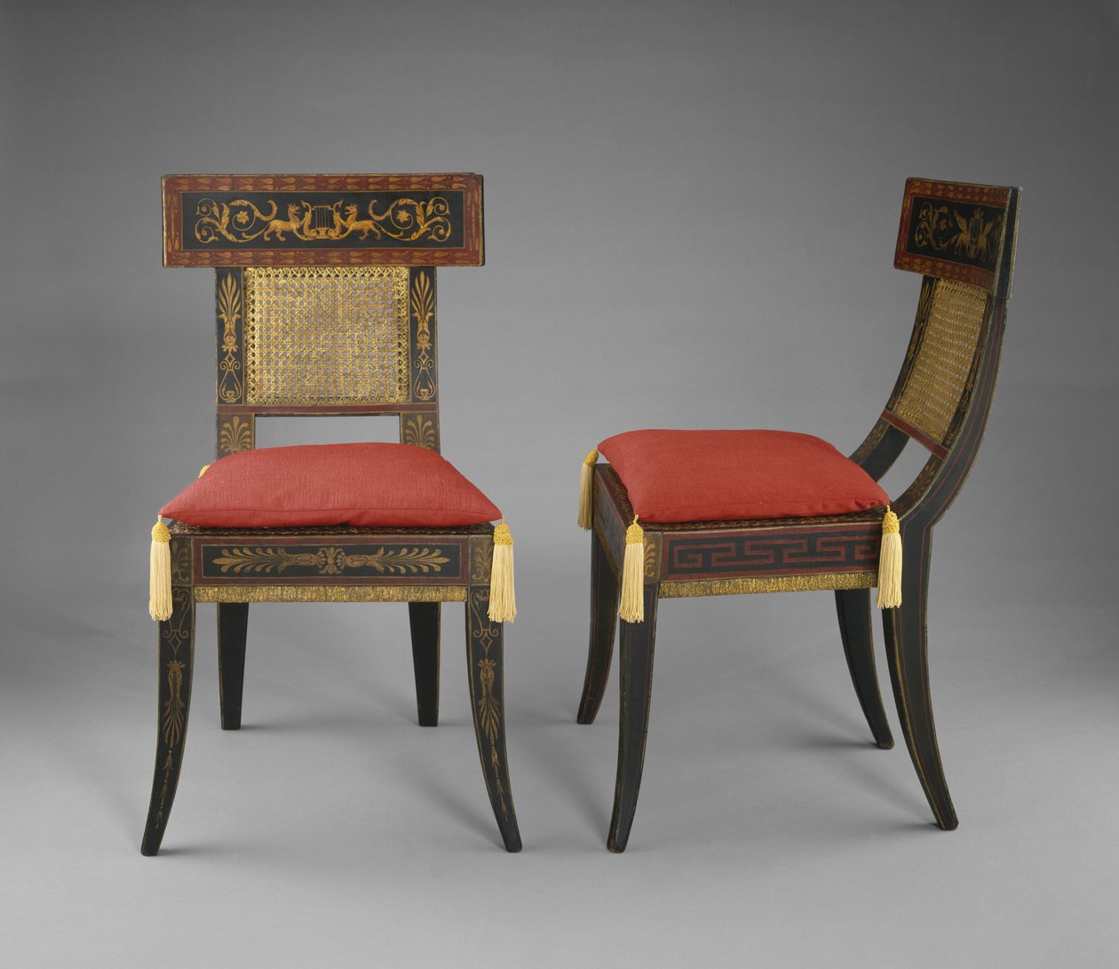 زوج من الكراسي الجانبية ، ج. 1808 (حور أصفر جيسود ، ملون ومذهّب ، بلوط ، قيقب ، صنوبر أبيض شرقي مع قصب) بواسطة بنيامين هنري لاتروب