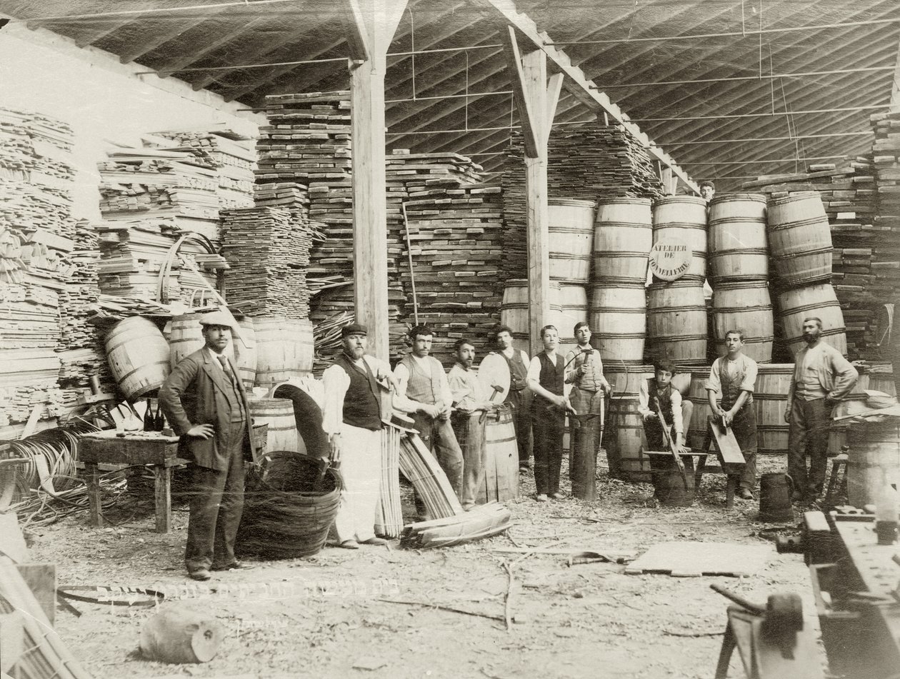 داخل مصنع براميل في زخرون يعقوب مع العمال ، 1898-1900 bw photo بواسطة برنارد ايدلشتاين