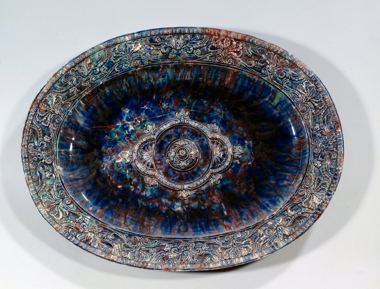 طبق بيضاوي كبير من القيشاني بواسطة برنارد (مدرسة) Palissy