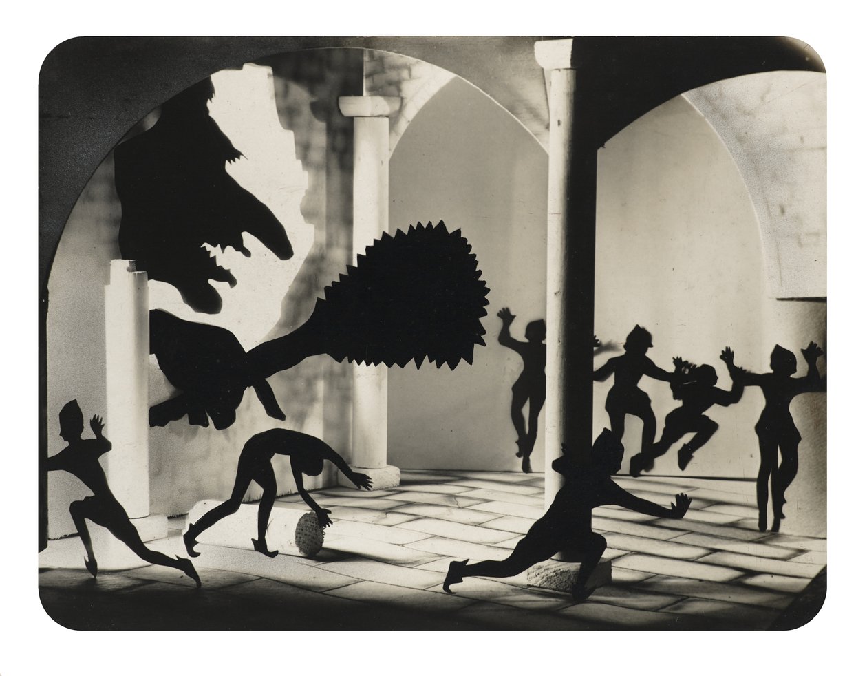 Fantastic Figures, possibly 1920s (gelatin silver print) بواسطة برنارد ألفيري