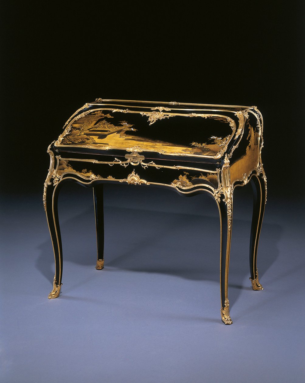 مكتب مائل من طراز Louis XIV ، حوالي عام 1750 (ورنيش ياباني مثبت على شكل Ormolu ورنيش مارتن) بواسطة برنارد فان (Attr. To) Risenburgh II