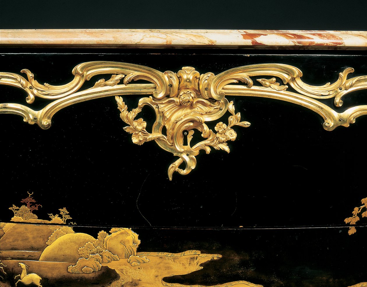 Commode (ورنيش ياباني مثبت على Ormolu) بواسطة برنارد فان ريزنبرغ الثاني