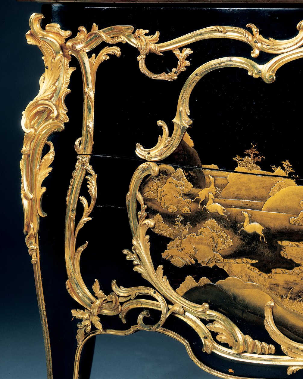Commode (ورنيش ياباني مثبت على Ormolu) بواسطة برنارد فان ريزنبرغ الثاني