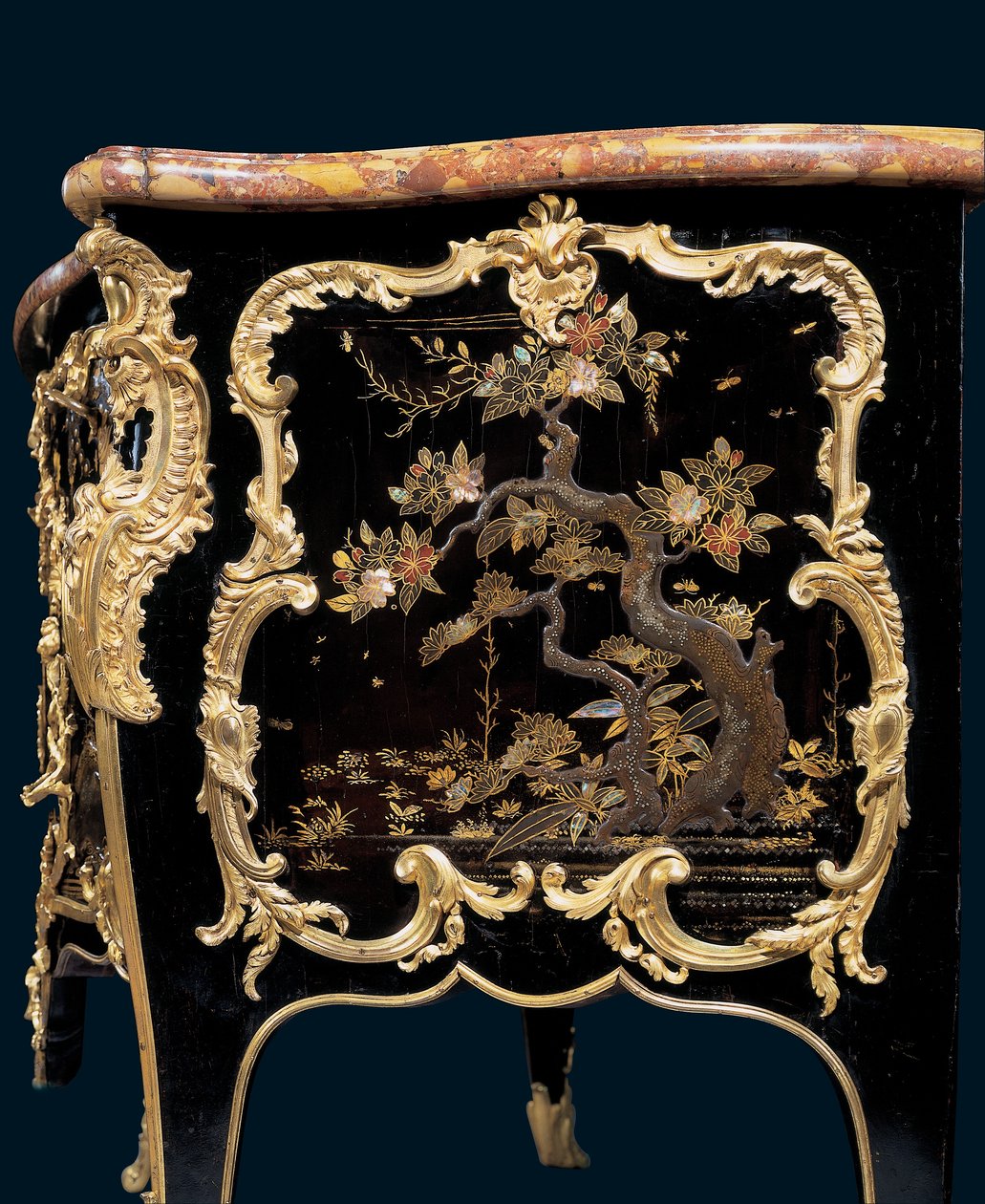 كومود ، c.1745 (ورنيش ياباني مُركب على Ormolu وخشب أبونيزد) بواسطة برنارد فان ريزنبرغ الثاني