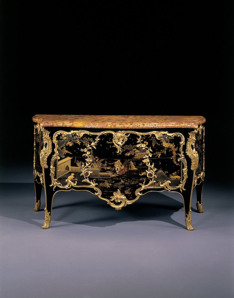 كومود ، c.1745 (ورنيش ياباني مُركب على Ormolu وخشب أبونيزد) بواسطة برنارد فان ريزنبرغ الثاني