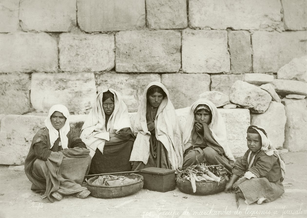 مجموعة من الفلاحين في نهاية السوق ج.1867-98 بواسطة استوديو Bonfil