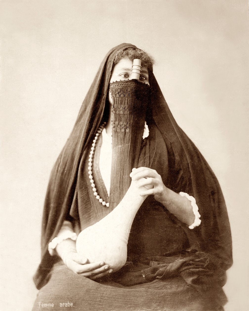 فتاة بغطاء للرأس وحامل للحمل ، c.1867-98 بواسطة استوديو Bonfil