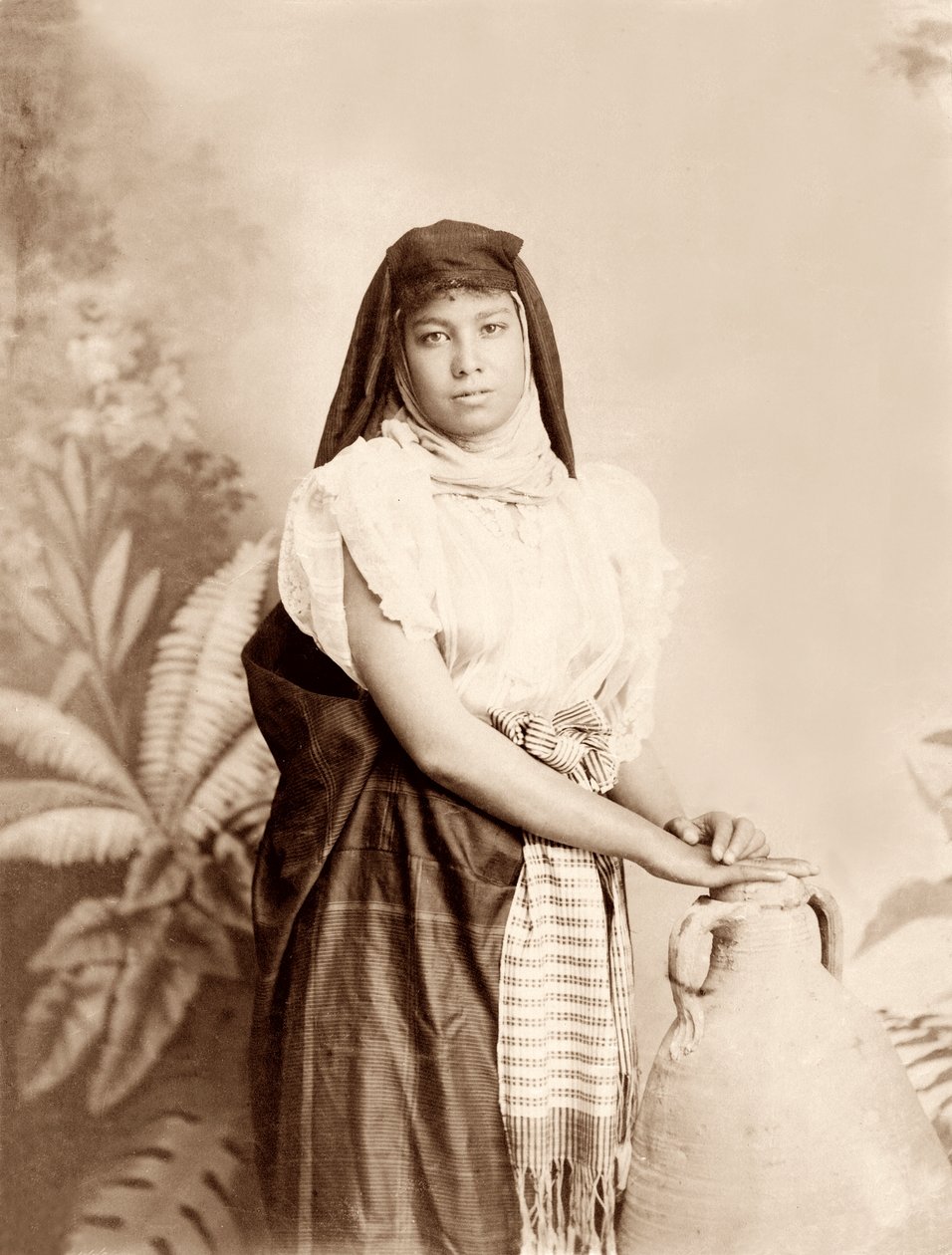 فتاة مع جرة الماء ، c.1867-98 بواسطة استوديو Bonfil