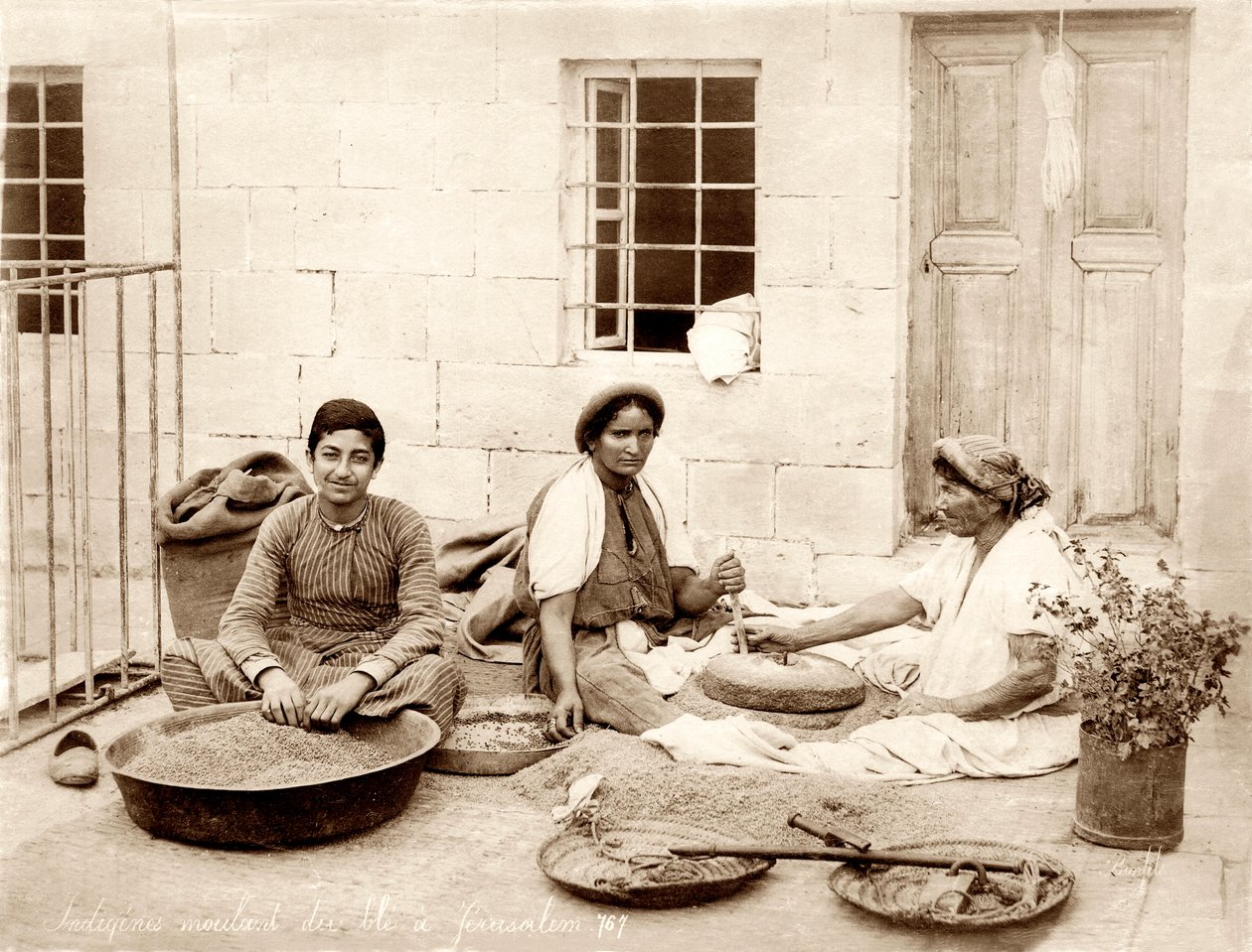 طحن القمح في القدس ، c.1867-98 بواسطة استوديو Bonfil