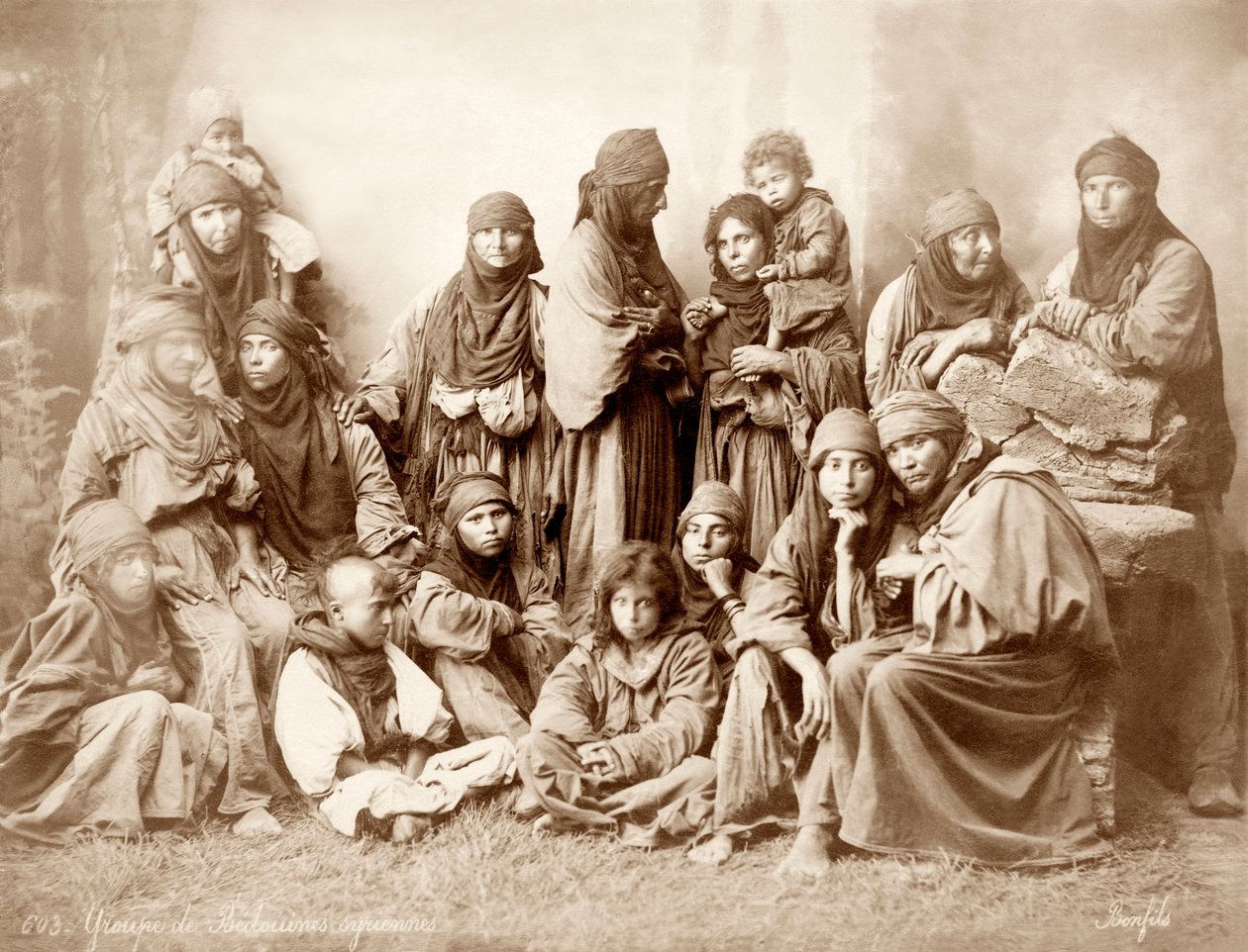 مجموعة من 17 بدوية من النساء والأطفال ، c.1867-98 بواسطة استوديو Bonfil