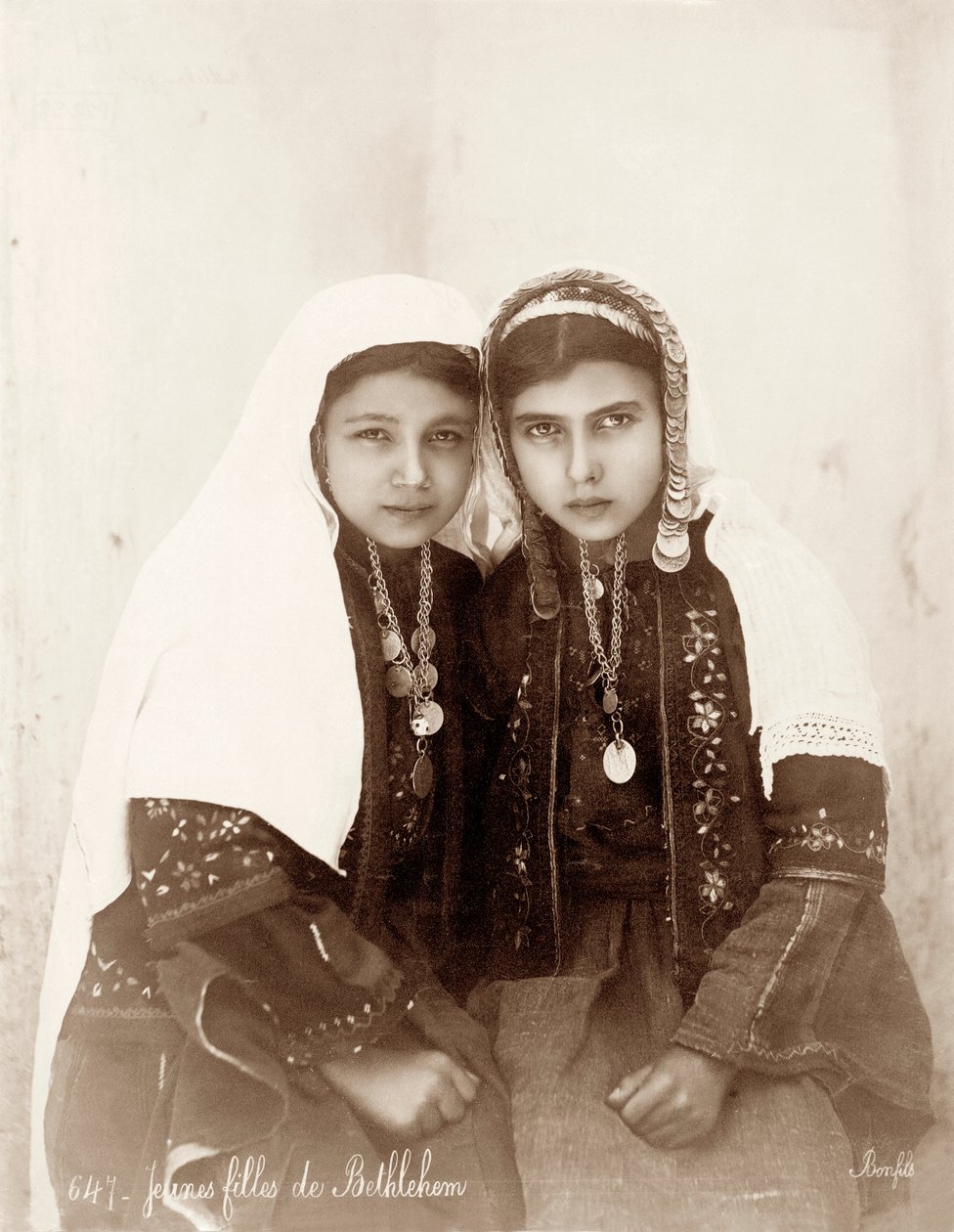 فتاتان من بيت لحم ، c.1867-98 بواسطة استوديو Bonfil