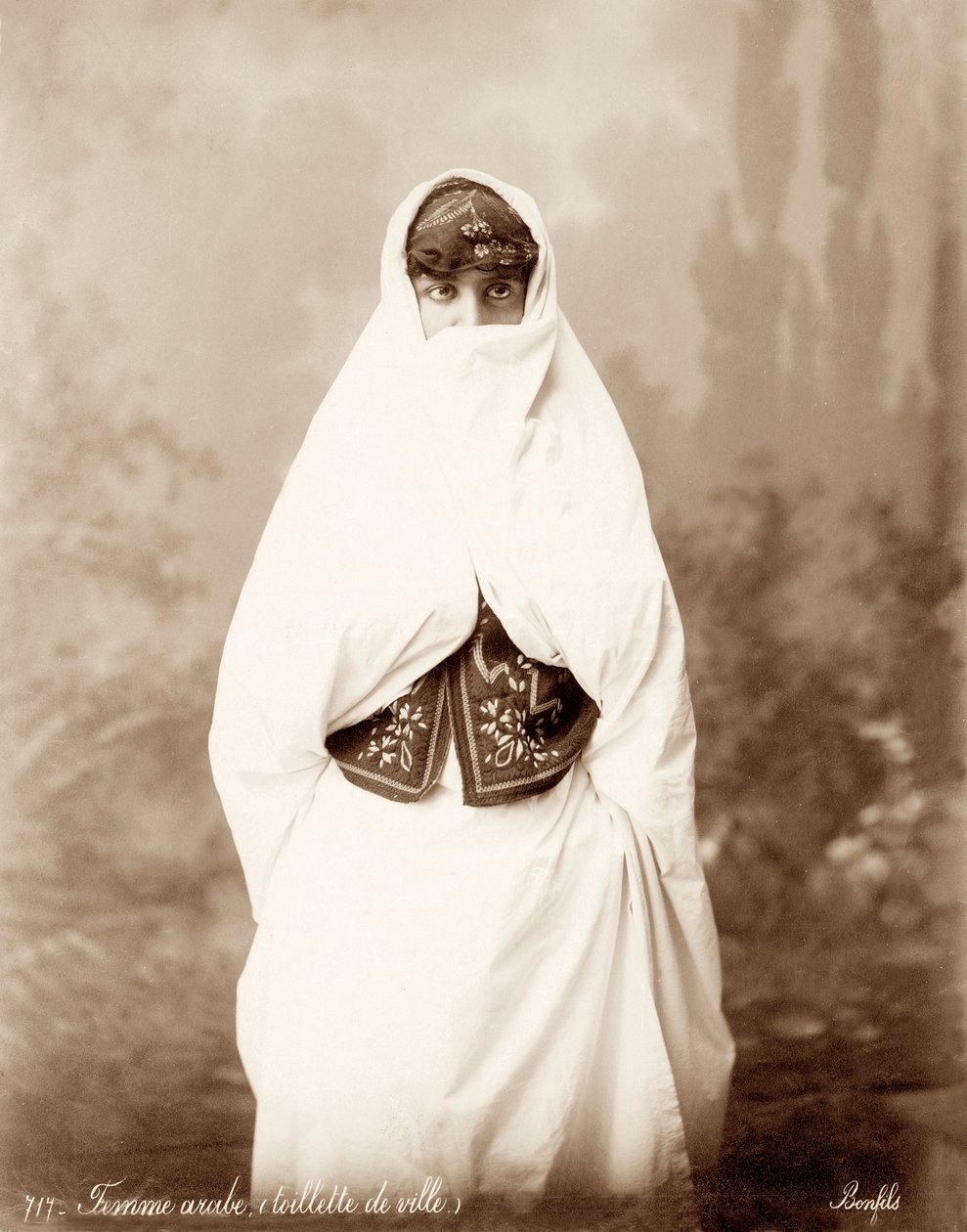 امرأة ترتدي زي فلسطيني ، c.1867-98 بواسطة استوديو Bonfil