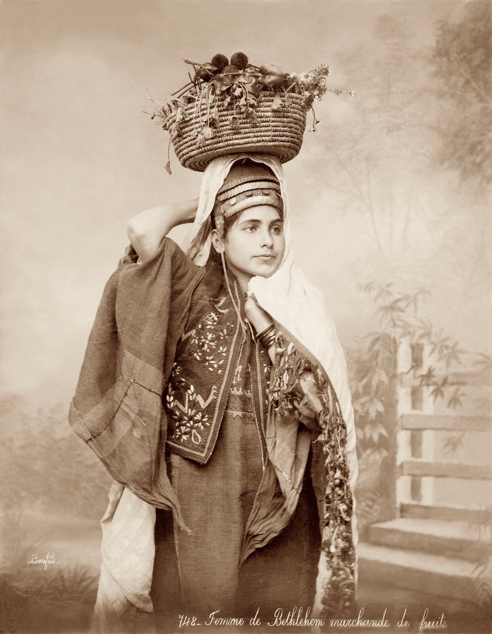 امرأة مع سلة فاكهة على رأسها ، c.1867-98 بواسطة استوديو Bonfil