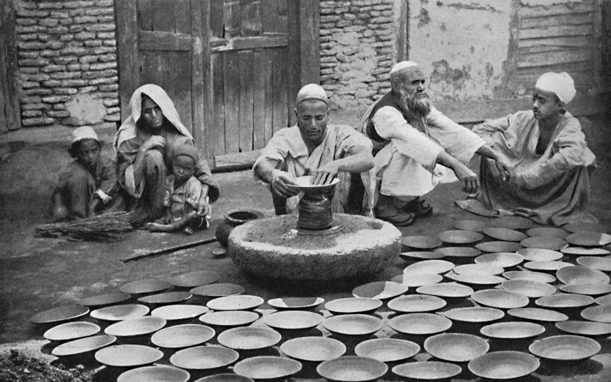 الخزافون الكشميريون في العمل ، 1902 بواسطة بورن وشيبارد