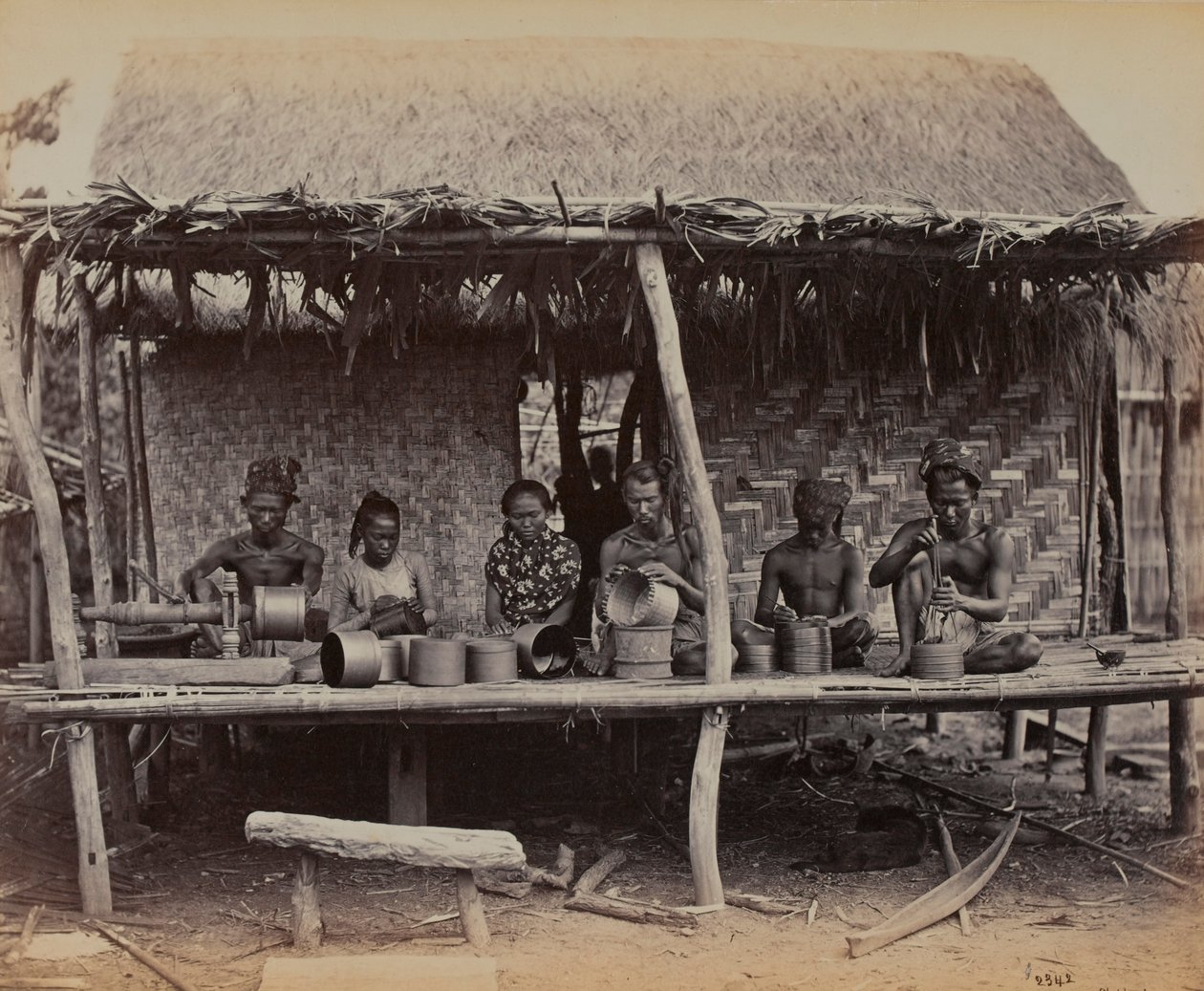 بورما جعل اللاك يعمل ، 1887 بواسطة مصور بريطاني