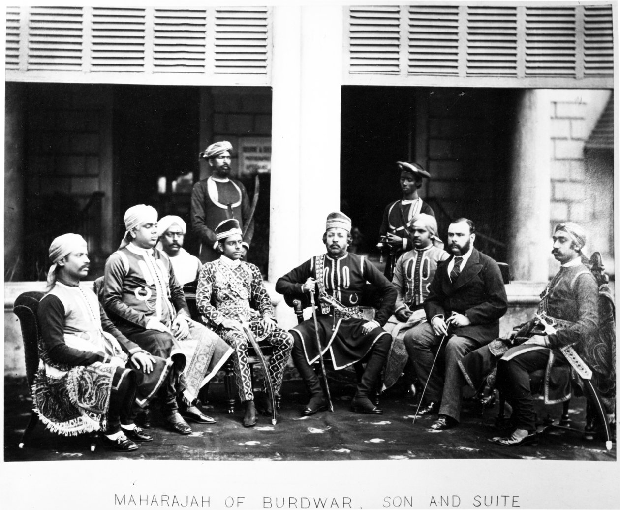 مهراجا مهتاب شاند بهادور مع ابنه وجناحه ، 1870s بواسطة مصور بريطاني