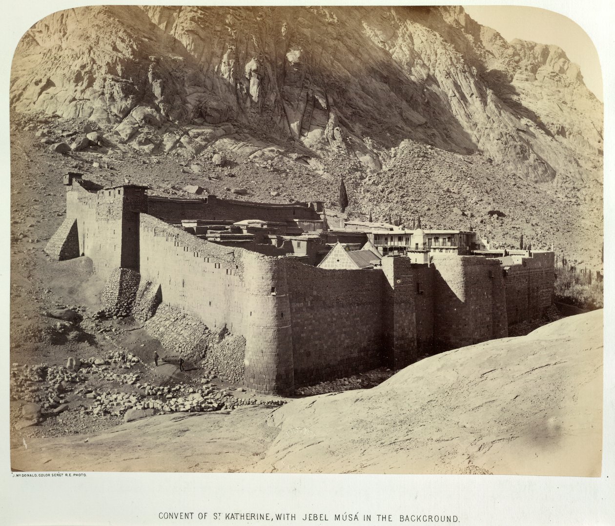 دير القديسة كاترين مع جبل موسى في الخلفية ، من مسح الذخائر لشبه جزيرة سيناء بواسطة مصور بريطاني