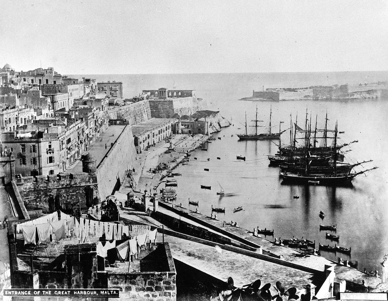 مدخل الميناء الكبير ، مالطا ، ج .1880 بواسطة مصور بريطاني
