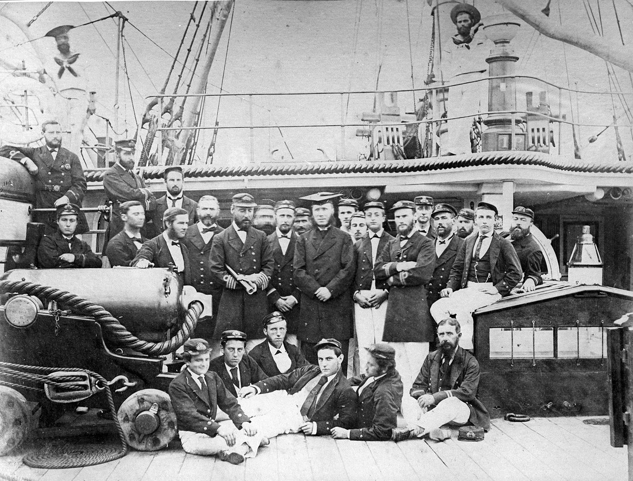 الضباط على متن السفينة إتش إم إس إكليبس ، ج 1888 بواسطة مصور بريطاني