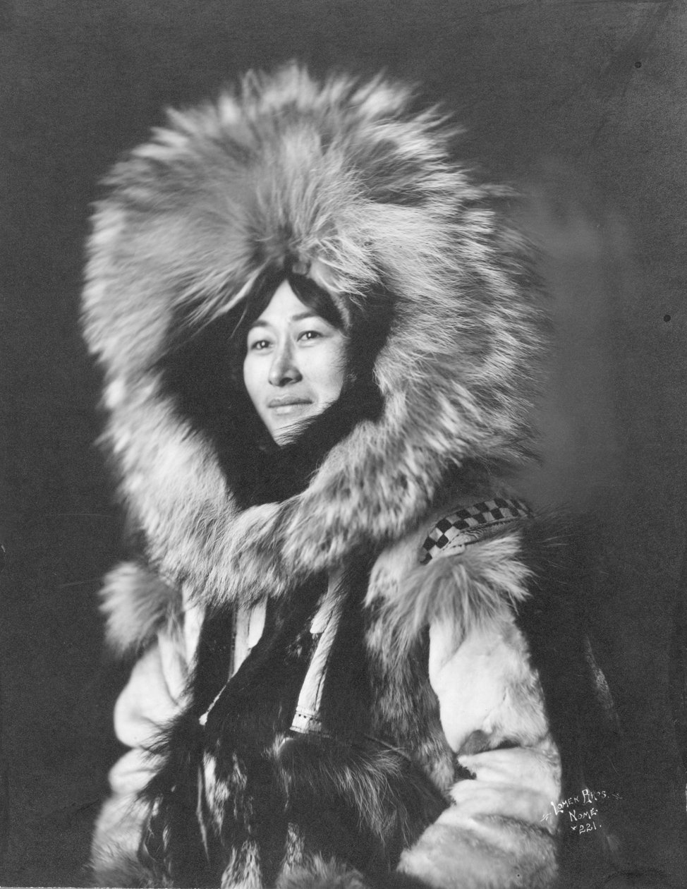 امرأة من الإسكيمو تظاهر ، حوالي عام 1915 (صورة ب / ث) بواسطة الاخوة لومن