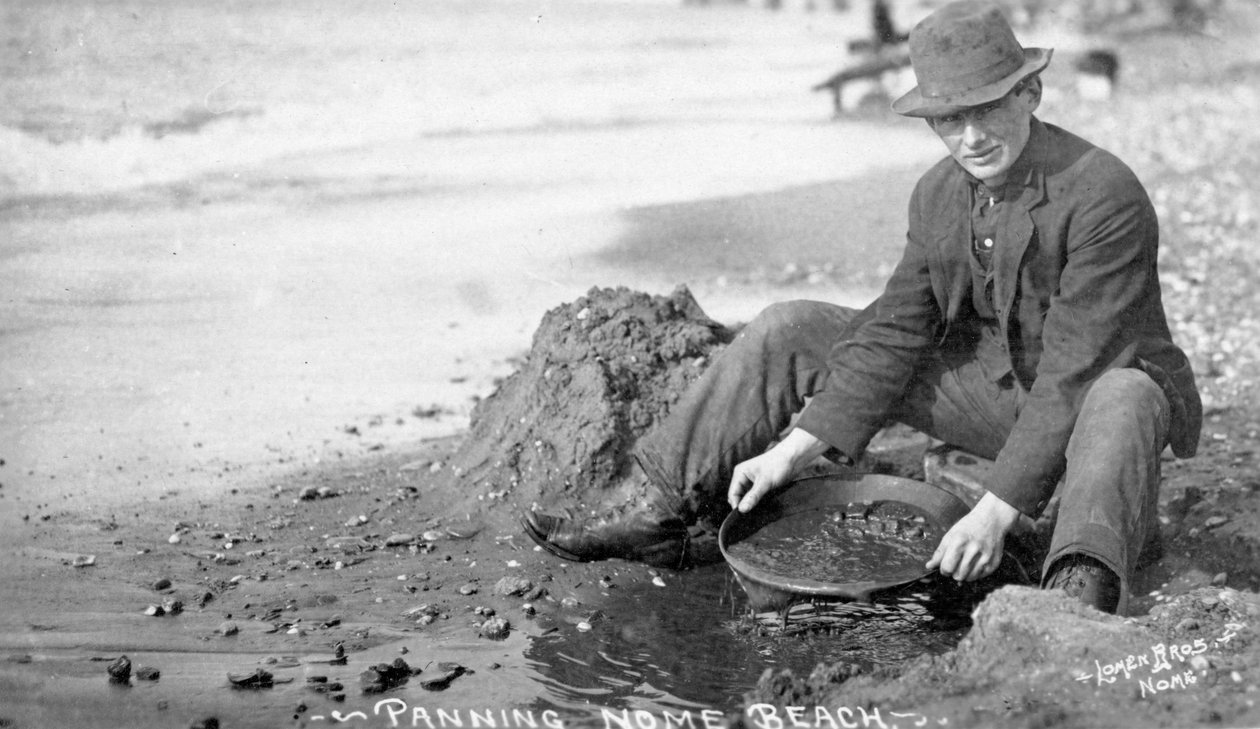 Man Panning Gold on Beach، Nome، Alaska، c1910 (b / w photo) بواسطة الاخوة لومن
