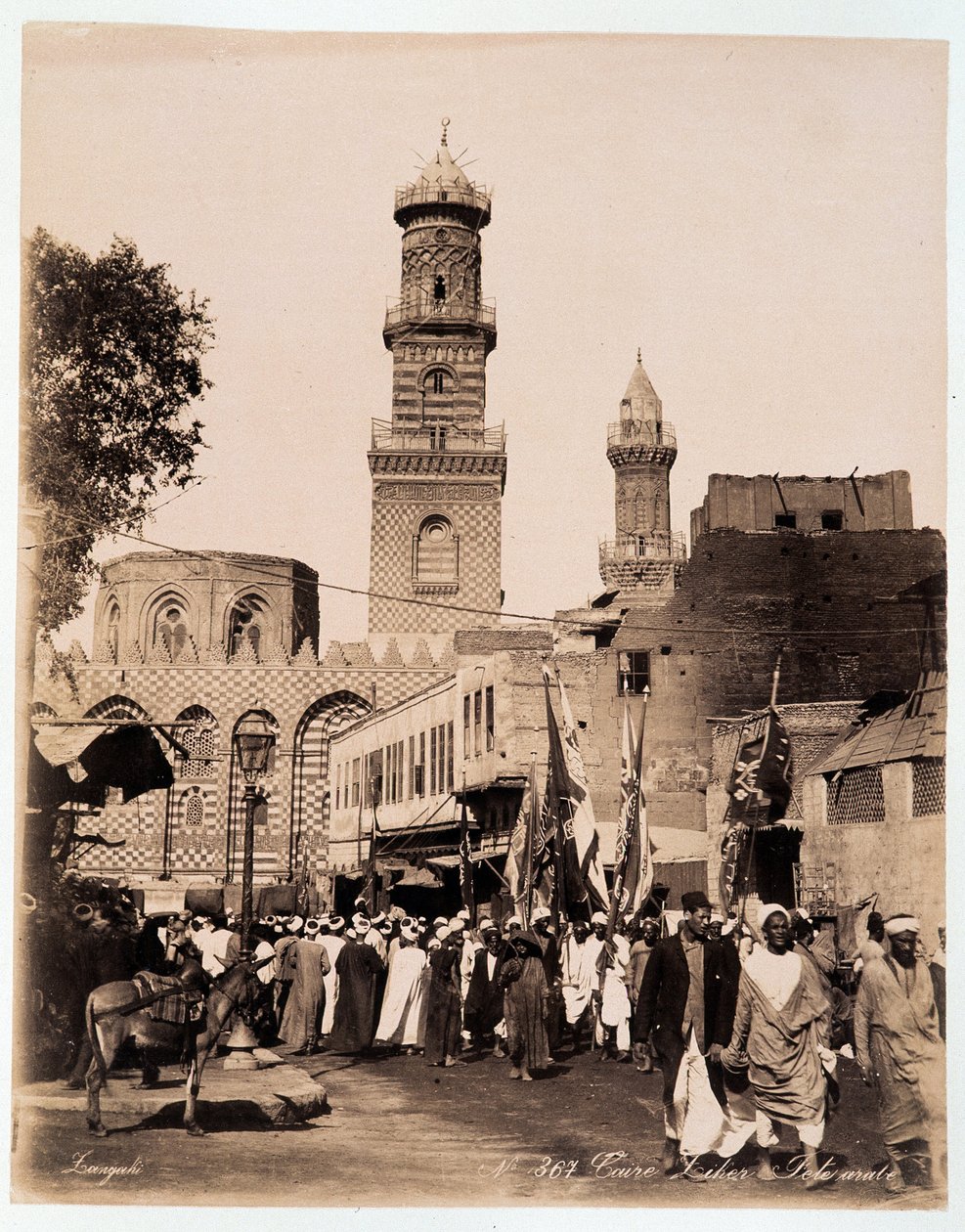 حفلة في شوارع القاهرة - تصوير الأخوين الزنجالي أواخر القرن التاسع عشر بواسطة الاخوة زنقاكي