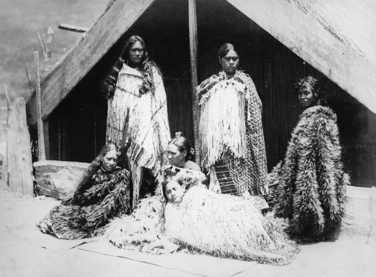 مجموعة من نساء الماوري ، ج 1880 بواسطة استوديو بورتون براذرز