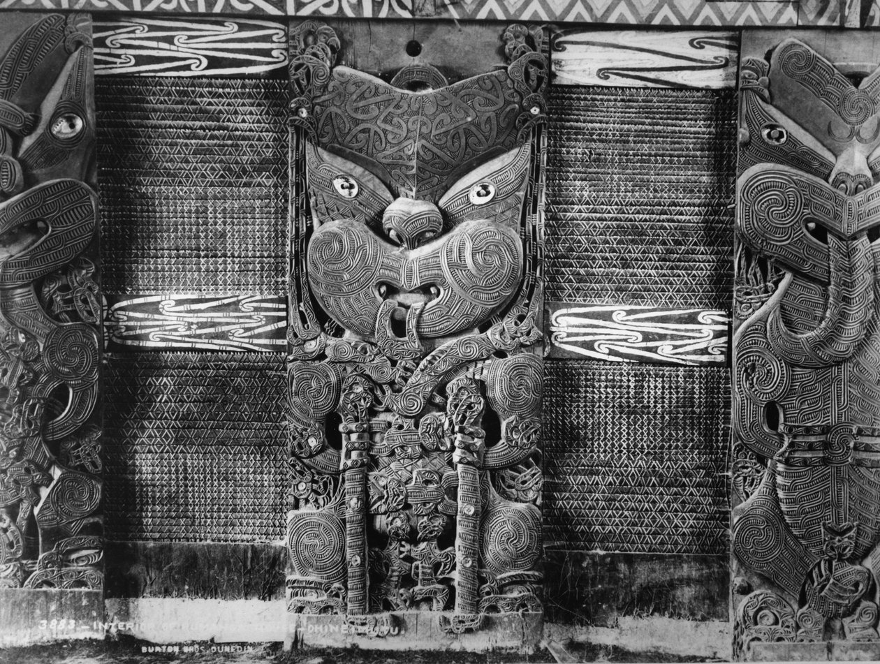 منحوتات الماوري وألواح توكوتوكو في بيت اجتماعات Tamatekapua في أوهينيموتو ، 1880s بواسطة استوديو بورتون براذرز