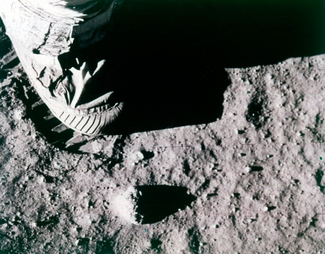 بصمة باز ألدرين على القمر ، مهمة أبولو 11 ، يوليو 1969. بواسطة الطنين ألدرين