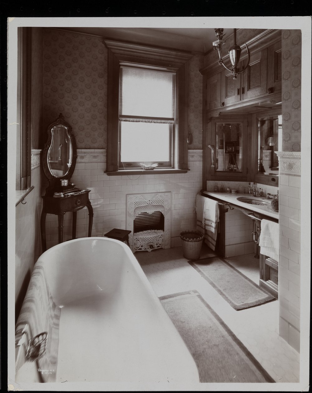 حمام سكن إدوارد برانديز في 16 West 88th Street ، نيويورك ، 1902 (طباعة الجيلاتين الفضي) بواسطة شركة بايرون
