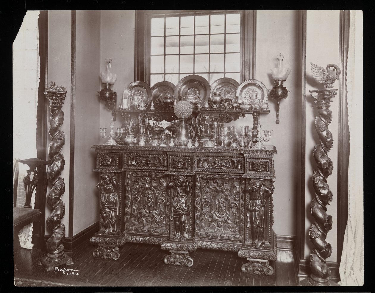 لوح جانبي فوضوي في سكن Westmoreland Davis في Tuxedo Park ، نيويورك ، 1899 (طباعة الجيلاتين الفضي) بواسطة شركة بايرون