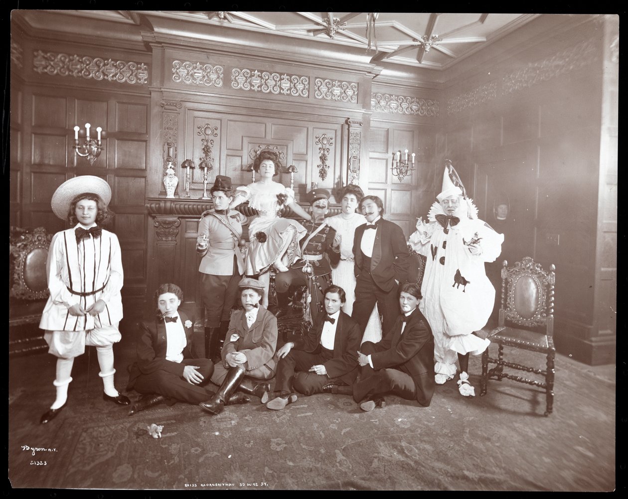 مجموعة بالزي في منزل الآنسة مورجينثاو ، 30 West 72nd Street ، نيويورك ، 1906 (طباعة الجيلاتين الفضي) بواسطة شركة بايرون
