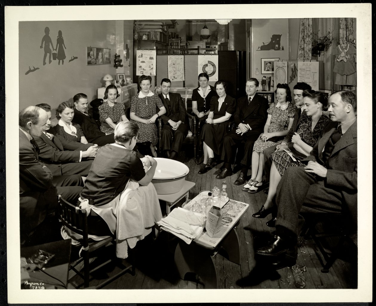 مجموعة من الأزواج في فصل عن رعاية الأطفال في خدمة استشارات الأمومة 1359 York Avenue ، نيويورك ، 1941 (طبعة هلامية فضية) بواسطة شركة بايرون