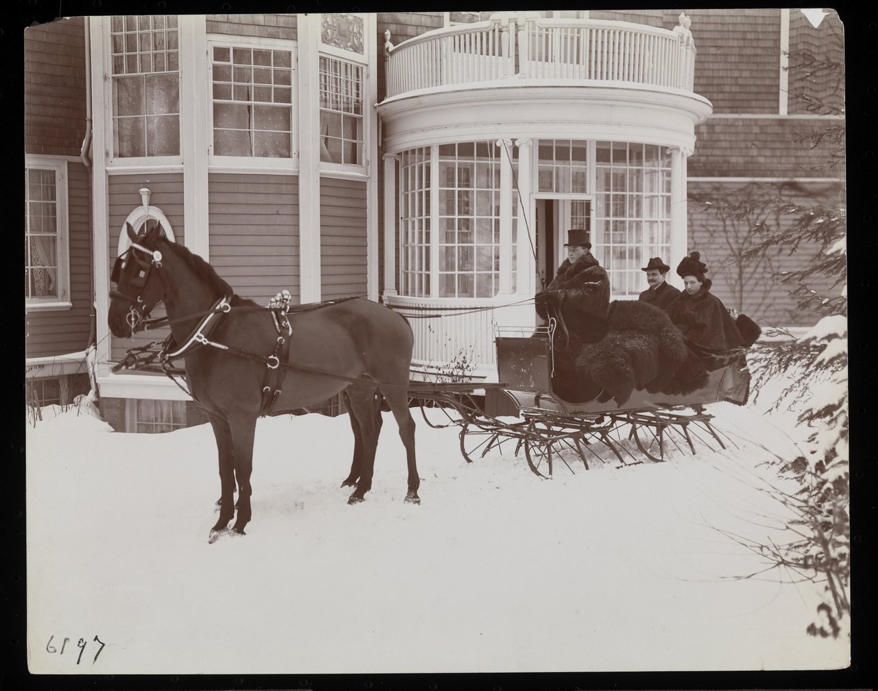 مزلجة بالخيول أمام مقر Westmoreland Davis في Tuxedo Park ، نيويورك ، 1899 (طباعة الجيلاتين الفضي) بواسطة شركة بايرون