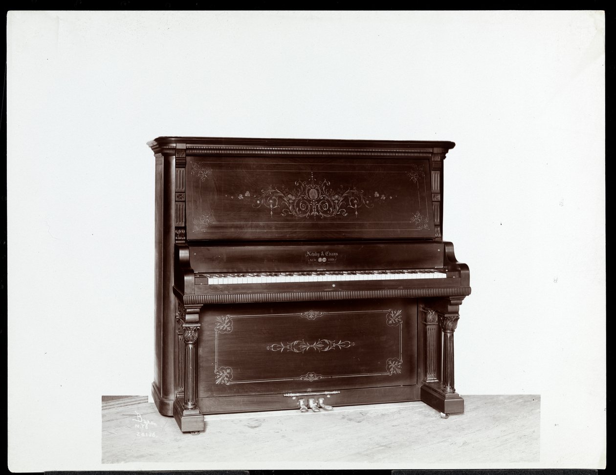 بيانو لشركة Newby und Evans Piano Co. ، 1907 (طباعة الجيلاتين الفضي) بواسطة شركة بايرون