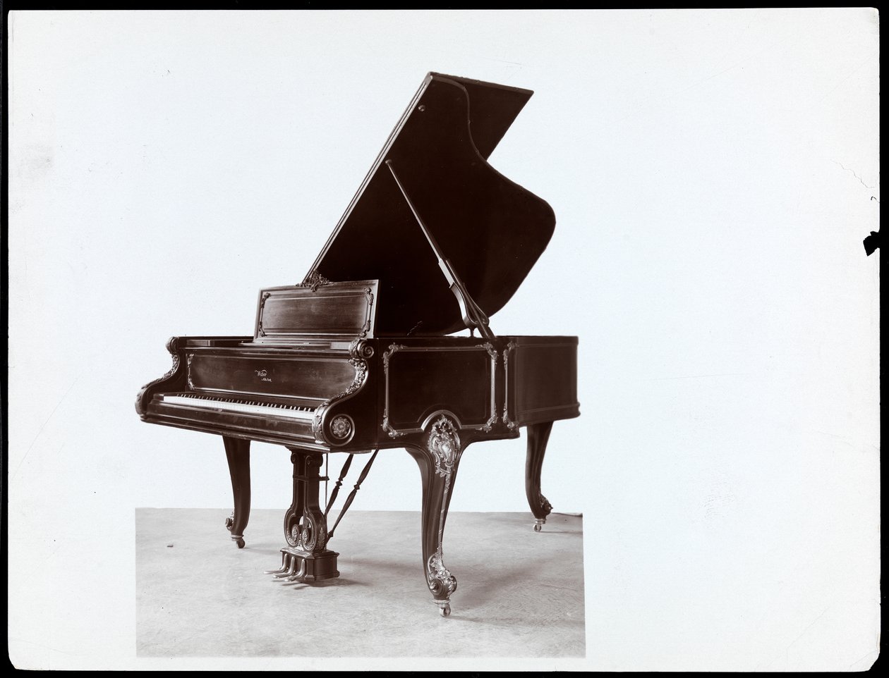 بيانو من شركة Weber und Co. ، نيويورك ، بين عامي 1900 و 2020 (طباعة الجيلاتين الفضي) بواسطة شركة بايرون