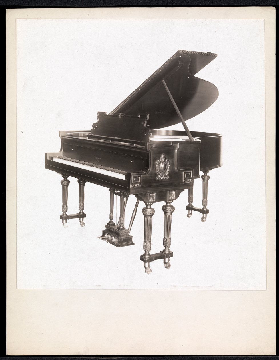 بيانو من شركة Krakauer Piano ، نيويورك ، بين 1895-1915 (طباعة الجيلاتين الفضي) بواسطة شركة بايرون