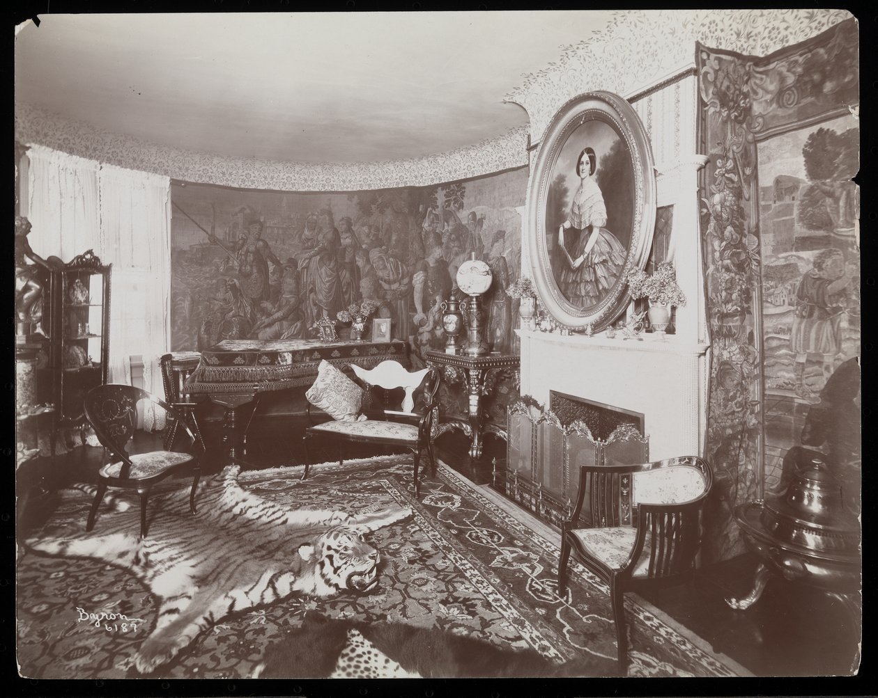 غرفة في سكن Westmoreland Davis في Tuxedo Park ، نيويورك ، 1899 (طباعة الجيلاتين الفضي) بواسطة شركة بايرون