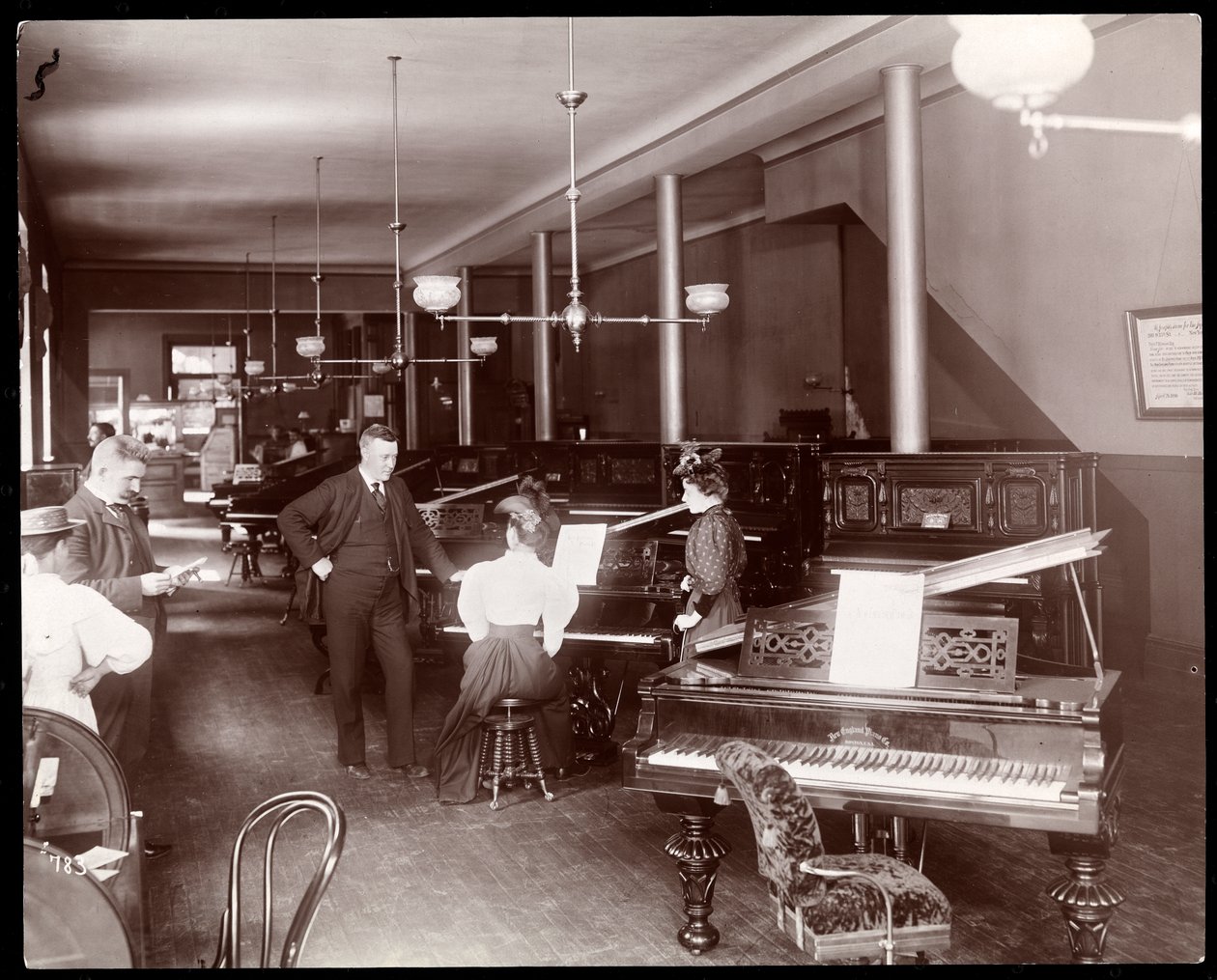 صالة عرض لشركة New England Piano Co. ، 1895 (طباعة الجيلاتين الفضي) بواسطة شركة بايرون