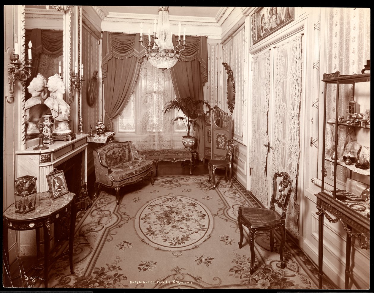 غرفة صغيرة في مسكن السيدة ليزلي كارتر في نيويورك ، 1904 (طباعة الجيلاتين الفضي) بواسطة شركة بايرون