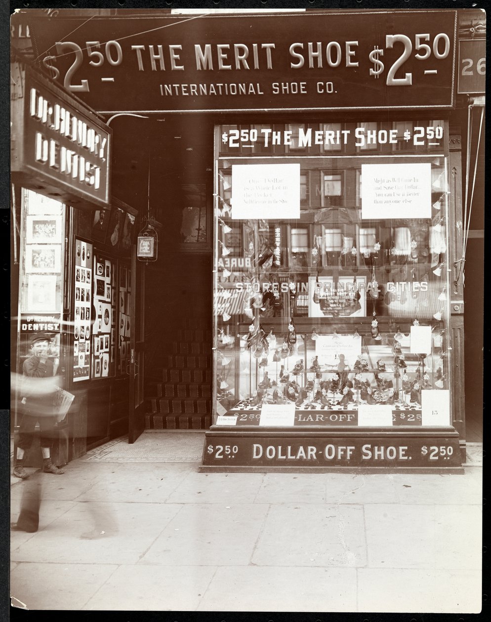واجهة متجر لشركة الأحذية العالمية ، نيويورك ، 1905 (طباعة الجيلاتين الفضي) بواسطة شركة بايرون