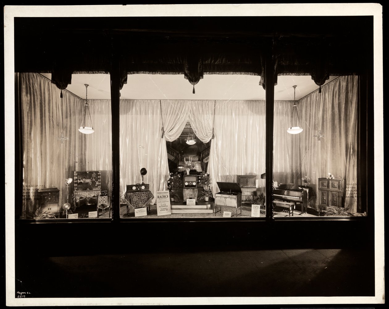 نافذة عرض في شركة Aeolian ، 29 West 42nd Street ، New York ، 1924 (طباعة الجيلاتين الفضي) بواسطة شركة بايرون