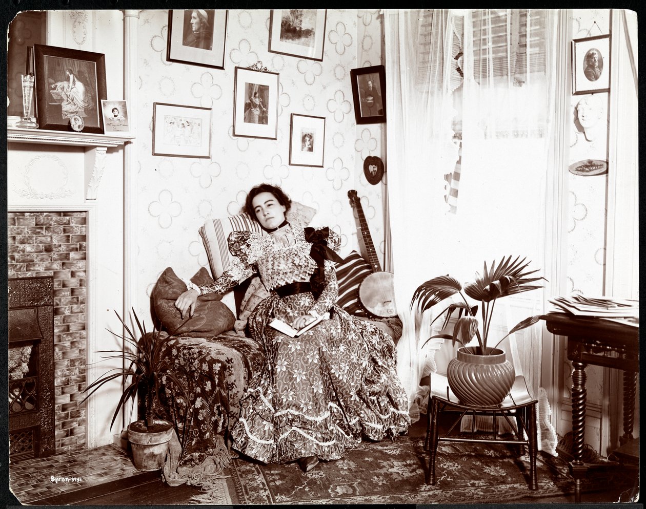 امرأة تتسكع على كرسي ، تقرأ كتابًا ، 1896-1898 (طباعة الجيلاتين الفضي) بواسطة شركة بايرون
