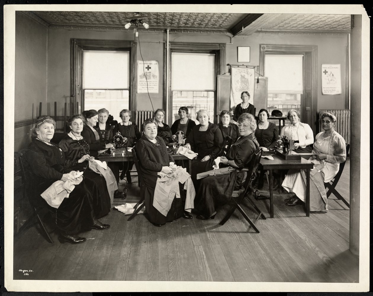 دائرة الخياطة النسائية في جمعية Amelia Relief Society ، 115 East 101st Street ، East Harlem ، نيويورك ، 1920 (طباعة الجيلاتين الفضي) بواسطة شركة بايرون