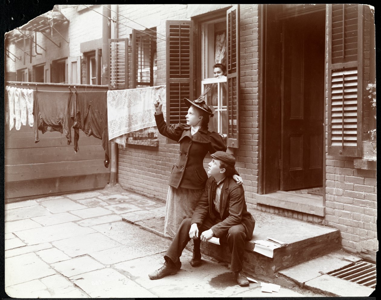 شاب وامرأة أمام باب ، نيويورك ، 1896-1898 (طباعة الجيلاتين الفضي) بواسطة شركة بايرون