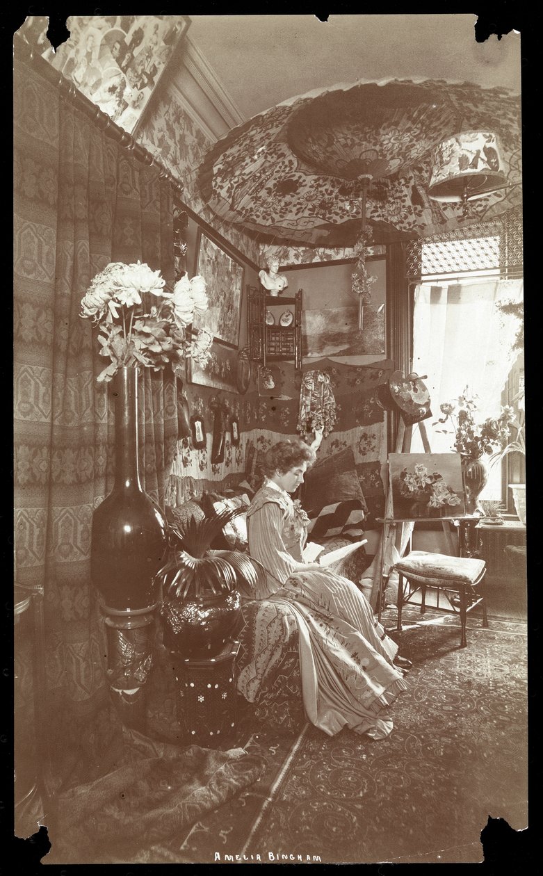 أميليا بينغهام جالسة في شقتها القراءة ، c.1905 (طباعة الجيلاتين الفضي) بواسطة شركة بايرون
