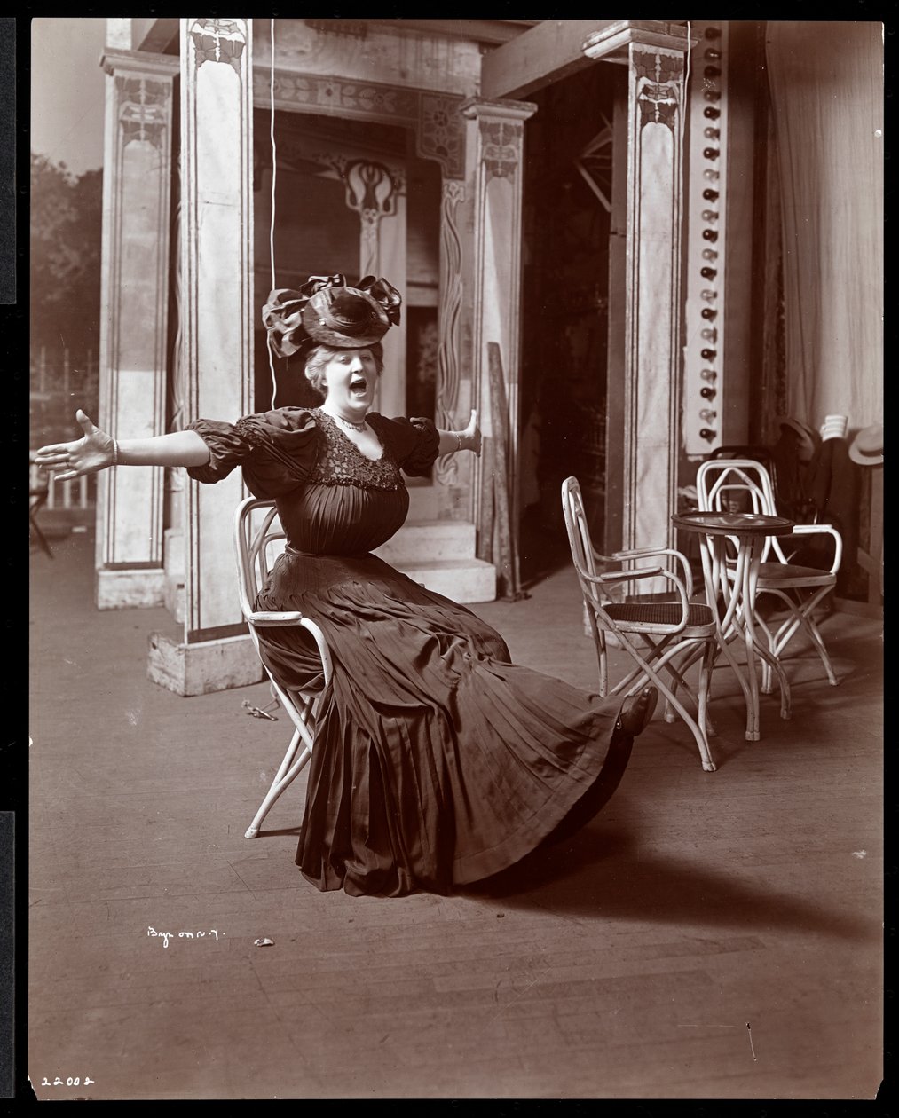 أميليا سامرفيل ترتدي زيها باسم "فتاة الغرب الذهبي Burlesquing" ، 1906 (طباعة الجيلاتين الفضي) بواسطة شركة بايرون