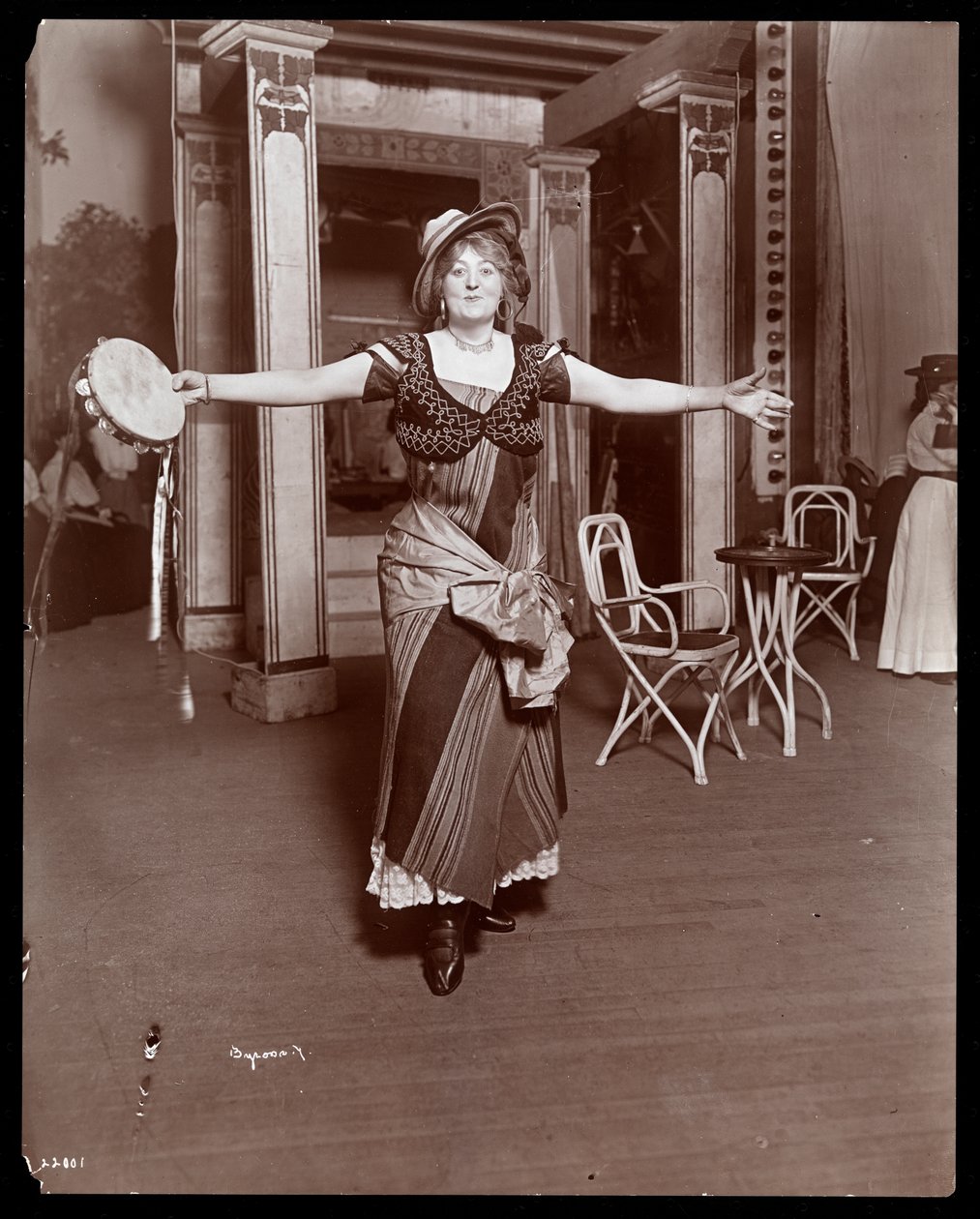 أميليا سامرفيل ترتدي زيها باسم "فتاة الغرب الذهبي Burlesquing" ، 1906 (طباعة الجيلاتين الفضي) بواسطة شركة بايرون