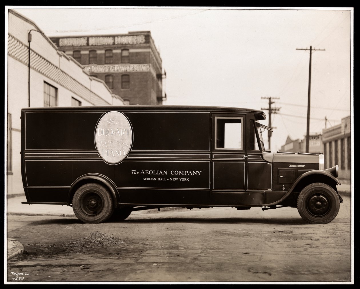 شاحنة توصيل لشركة Aeolian Company Pierce Arrow في 711 East 139th Street ، Harlem ، نيويورك ، 1926 (طباعة الجيلاتين الفضي) بواسطة شركة بايرون