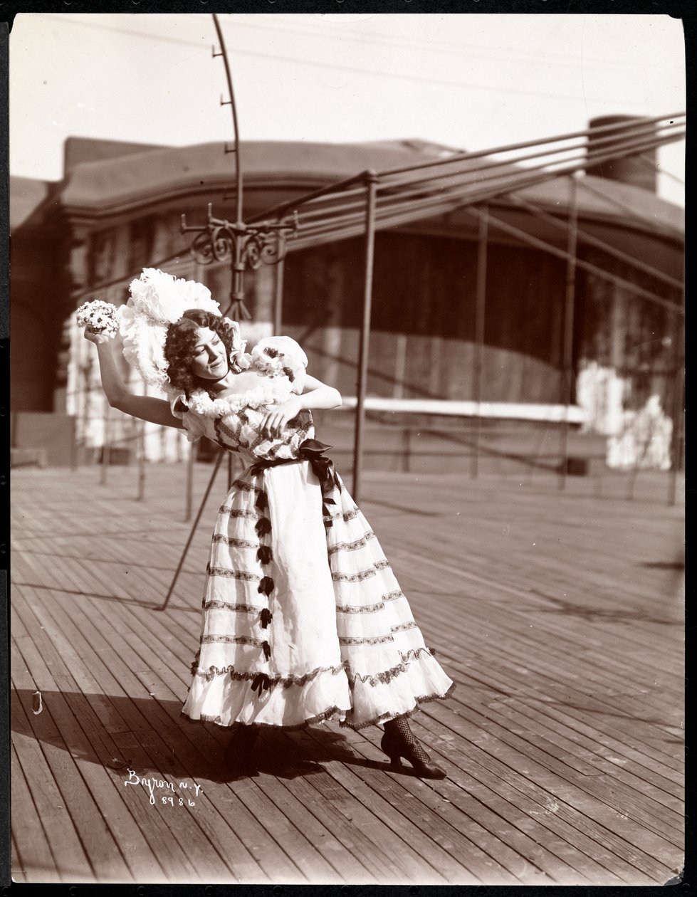 ممثلة في أزياء التمرين على سطح ما هو على الأرجح مسرح نيويورك ، نيويورك ، 1900 (طباعة الجيلاتين الفضي) بواسطة شركة بايرون